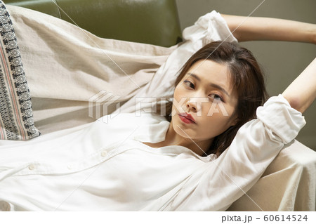 女性 ライフスタイル 寝転ぶ 女性 ライフスタイル 寝転ぶ 60614524