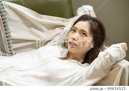女性　ライフスタイル　寝転ぶ 60614525