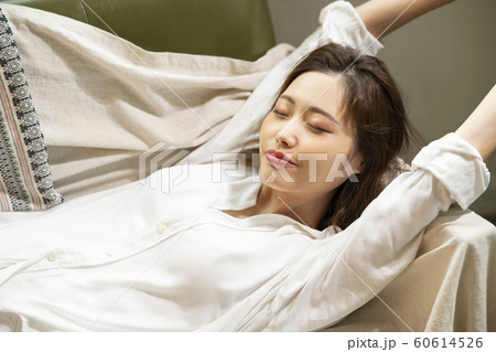 女性 ライフスタイル 寝転ぶ 女性 ライフスタイル 寝転ぶ 60614526