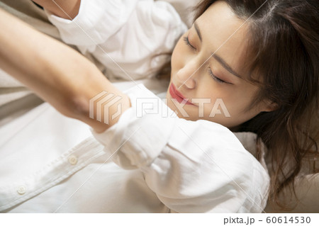 女性 ライフスタイル 寝転ぶ 女性 ライフスタイル 寝転ぶ 60614530