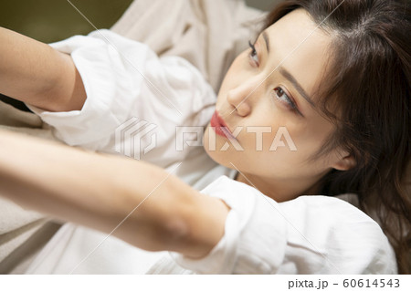 女性 ライフスタイル 寝転ぶ 女性 ライフスタイル 寝転ぶ 60614543