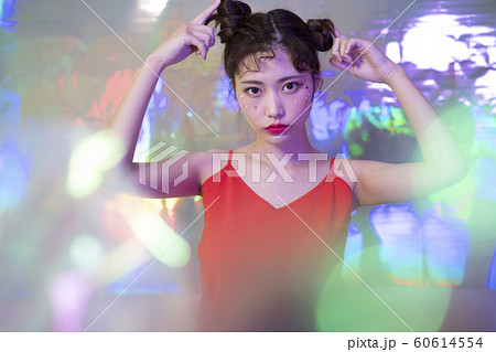 女性　ネオンカラー　ファンタジー 60614554