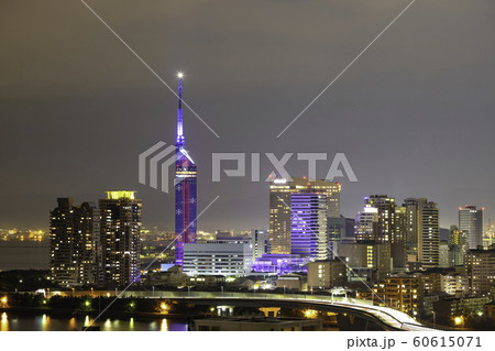 美しい福岡の夜景 クリスマスイルミネーションの福岡タワー 60615071