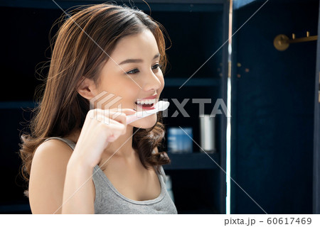女性 ライフスタイル 歯磨き 女性 ライフスタイル 歯磨き 60617469