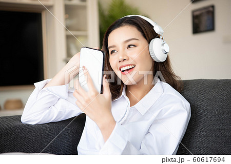 女性　ライフスタイル　音楽 60617694