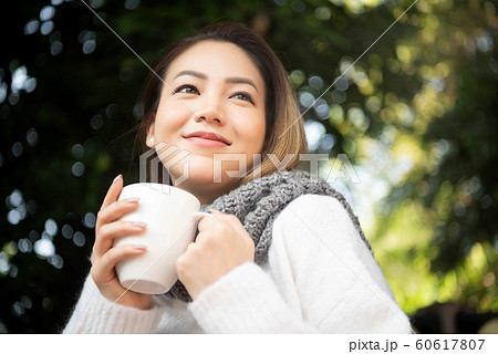女性　ティータイム　野外 60617807