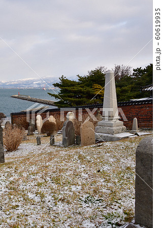 北海道函館市入船町の外人墓地の冬の風景を撮影の写真素材