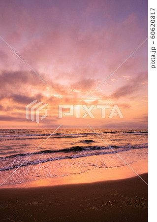 千里浜海岸の夕暮れ 60620817