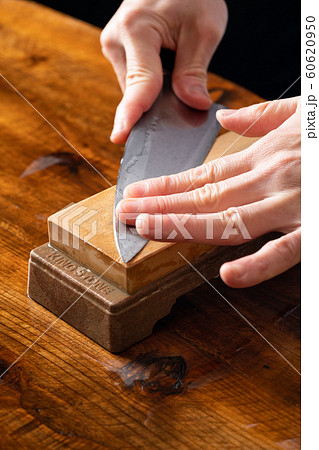 包丁を研ぐ板前 60620950