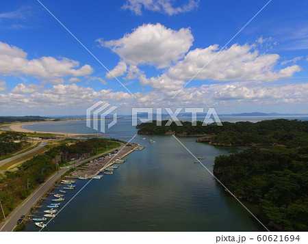 湾岸道路・空・白い雲〜ドローンで空撮（宮城県東松島市宮戸字樫木山） 60621694