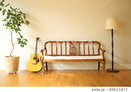部屋にあるアコースティックギターのイメージ 部屋にあるアコースティックギターのイメージ 60621872
