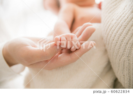パパの手を握るあかちゃん 60622834