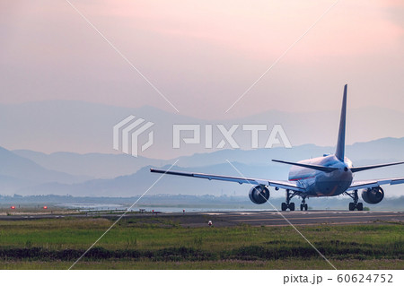夕暮れの空港 60624752