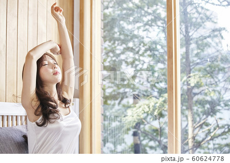 若い女性 ストレッチ ベッド 60624778