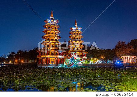 Dragon and Tiger Pagodas at night in Kaohsiung Dragon and Tiger Pagodas at night in Kaohsiung 60625414