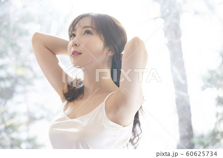 若い女性 女性 女 60625734