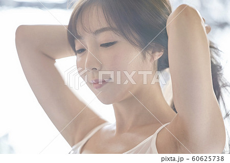 若い女性 女性 女 60625738