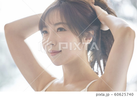 若い女性 女性 女 60625740