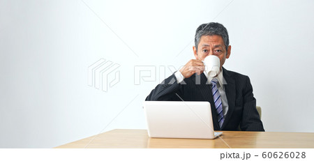 コーヒーを飲む中高年男性 60626028