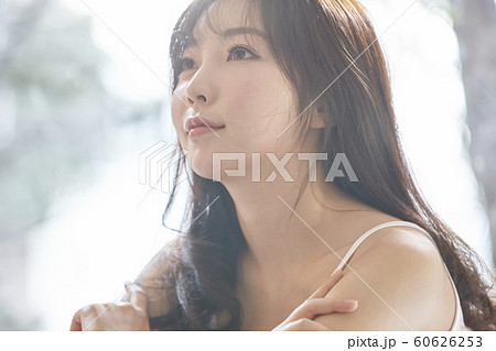 若い女性 女性 女 60626253