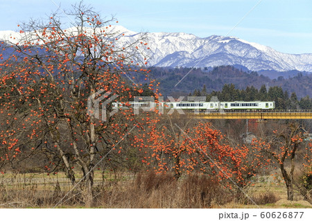 晩秋の磐越西線と雪化粧の飯豊連峰 晩秋の磐越西線と雪化粧の飯豊連峰 60626877