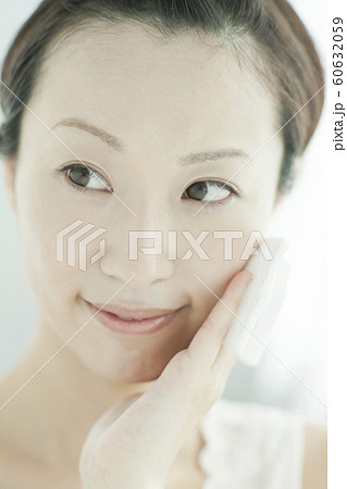 若い女性 スキンケア 若い女性 スキンケア 60632059