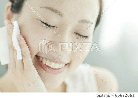 若い女性 スキンケア 60632063