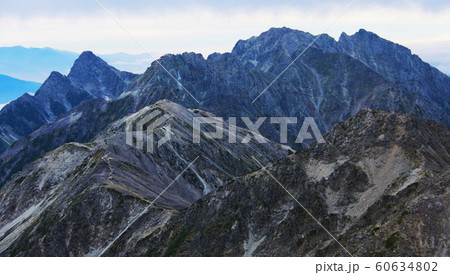 北アルプス　槍ヶ岳山頂からの風景　穂高連峰への縦走路を望む 60634802
