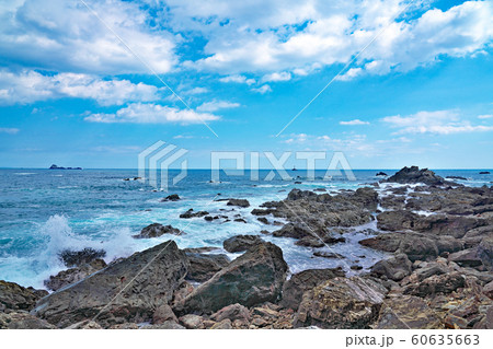 【荒々しい熊野灘の海岸沿い】 和歌山県東牟婁郡太地町 60635663