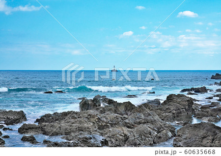 【荒々しい熊野灘の海岸沿い】 和歌山県東牟婁郡太地町 60635668