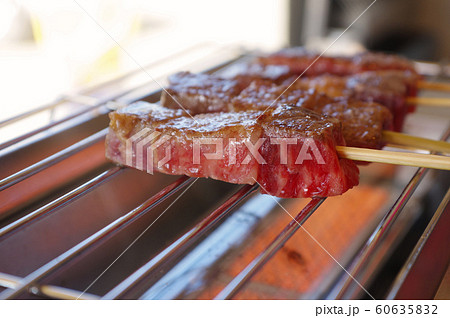 松阪肉の牛串を焼く 松阪肉の牛串を焼く 60635832
