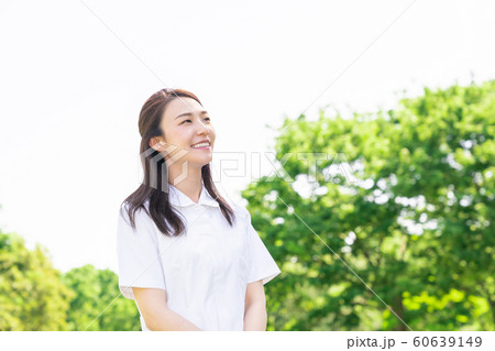 笑顔のナース　屋外 60639149