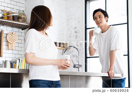 夫婦　家族　カップル　リビング　キッチン　ライフスタイル 60639926