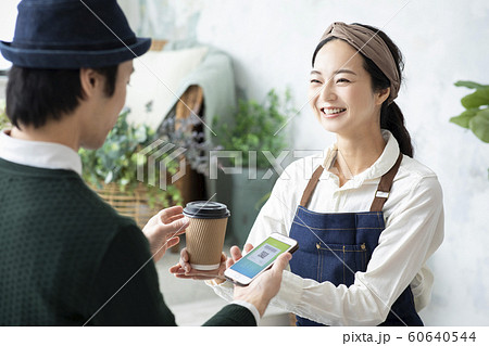 スマホ決済 キャッシュレス (アプリ画面はピクスタのために作成したダミーです) スマホ決済 キャッシュレス (アプリ画面はピクスタのために作成したダミーです) 60640544