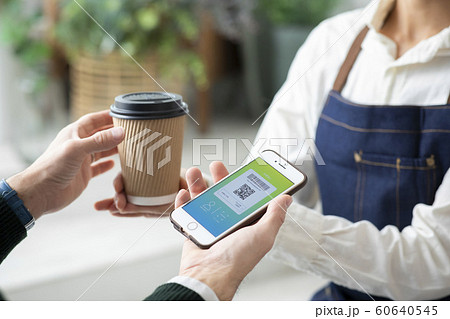 スマホ決済　キャッシュレス　（アプリ画面はピクスタのために作成したダミーです） 60640545