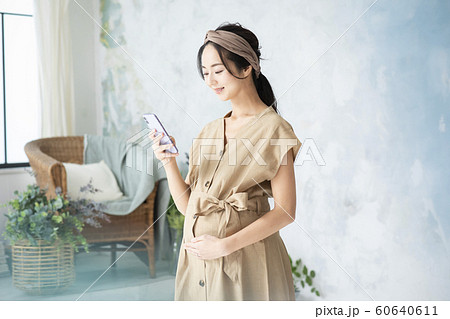 妊婦　スマホ　 60640611