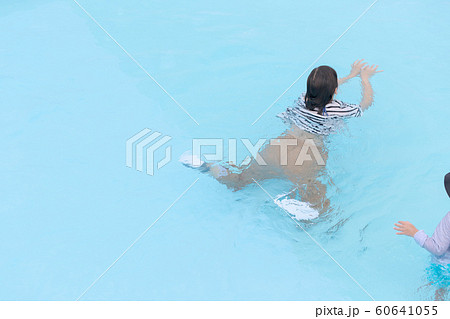 着衣水泳 着衣泳の写真素材