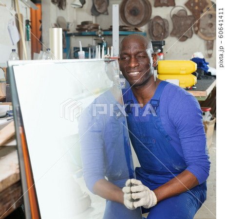 Workman working with glass 60641411