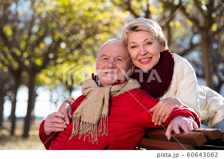 Mature couple sitting in park 60643062