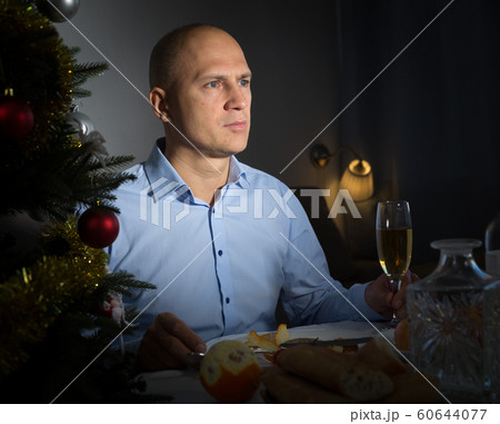 Smiling man celebrating Christmas 60644077