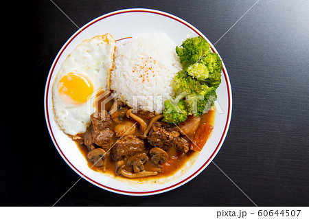 ビーフカレーライス(白皿・黑バック) 、カレーライス、常備菜 ビーフカレーライス(白皿・黑バック) 、カレーライス、常備菜 60644507