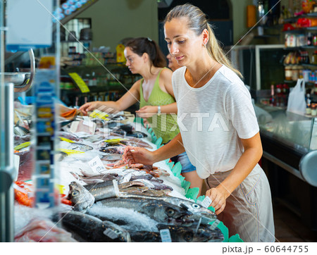 Smiling buyers searching for fresh seafoods 60644755
