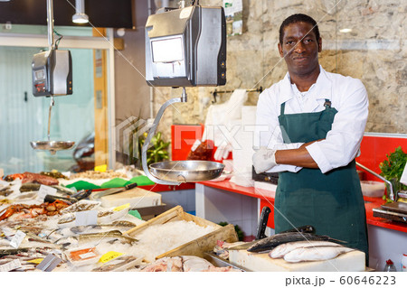 Salesman portrait in fish shop 60646223