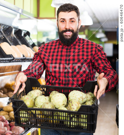 seller transferring fresh vegetables 60646470