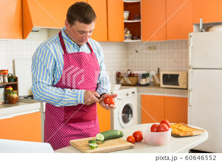 Man preparing vegetarian dinner Man preparing vegetarian dinner 60646552