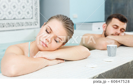 Couple relaxing in hot tub 60647528