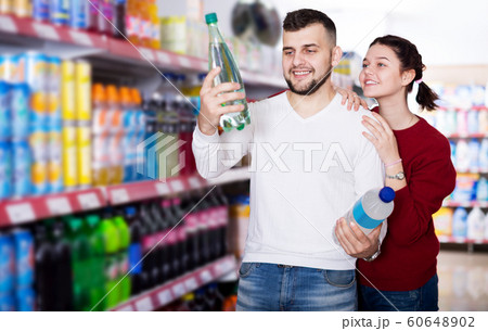 Young family purchasing soft dinks Young family purchasing soft dinks 60648902
