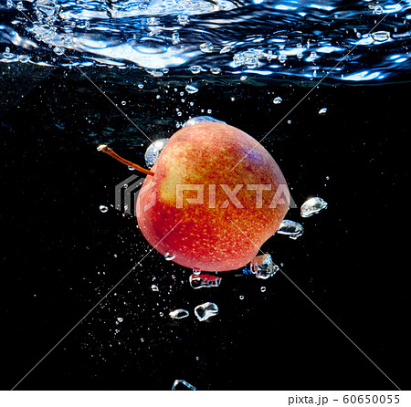 Apple in water 60650055