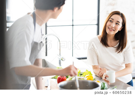 夫婦　家族　カップル　キッチン　ライフスタイル 60650238