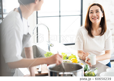 夫婦　家族　カップル　キッチン　ライフスタイル 60650239
